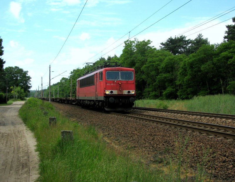155 215-7 mit einem Umleiter mit Flachwagen von der FFO-Strecke am 21.06 in Bestensee.