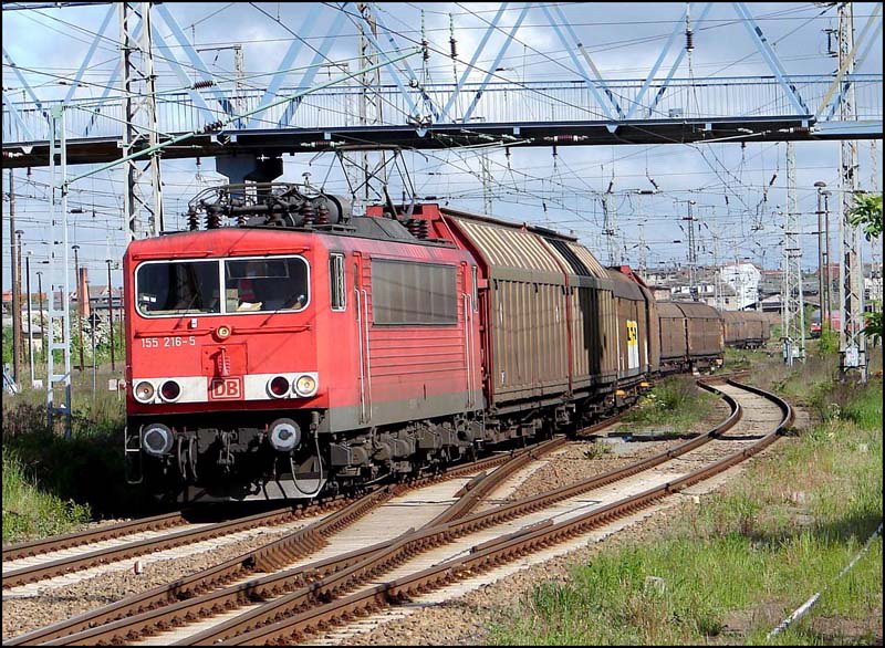 155 216-5 mit einem Gterzug (was auch sonst? :-) )mit Ziel Mukran.   (Stralsund am 31.05.06)