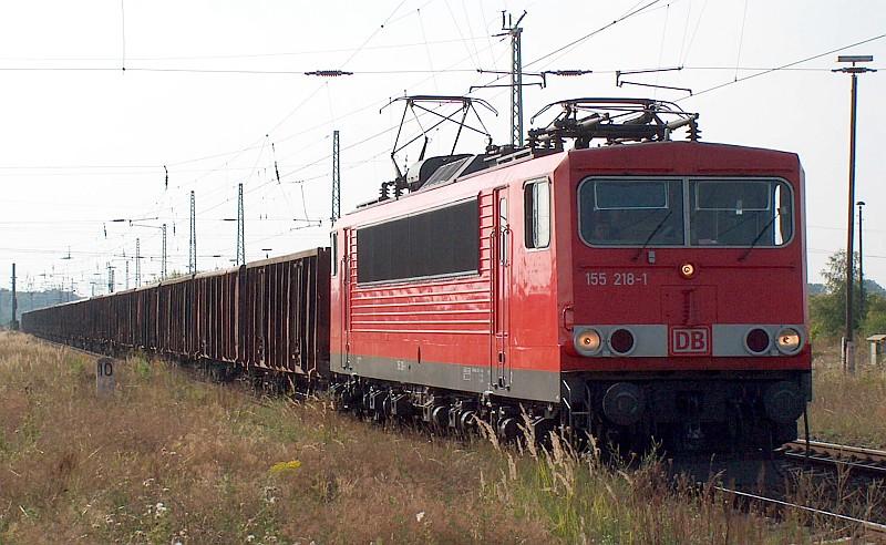155 218-1 am 07.09.04 mit einem leeren Eaos-Ganzzug auf der KBS 590. 
