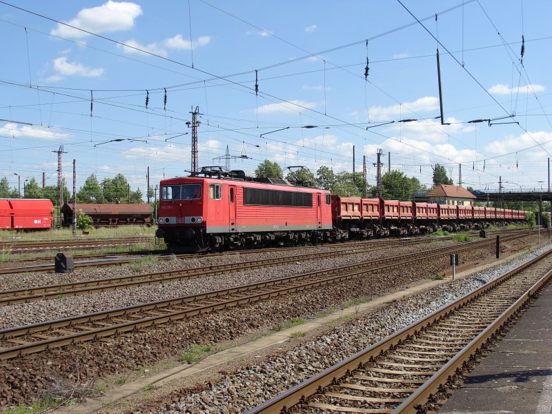 155 218-1 mit einem Ganzzug offenen Schttgutwagen in Magdeburg-Rothensee, der Zug fuhr in Richtung Stendal. Fotografiert am 23.05.2009
