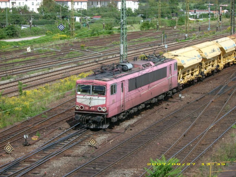 155 219, brigens eine der letzten 155er in dieser Lackierung, kommt am 27.08.07 mit einem Harnstoffzug in den Rangierbahnhof Halle/Saale gefahren