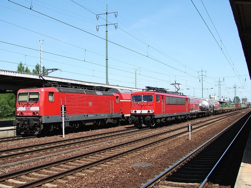 155 220 durchf�hrt den Bahnhof Berlin-Sch�nefeld mit ihrem G�terzug, w�hrend 143 812 auf die Abfahrt wartet. (09.06.08)