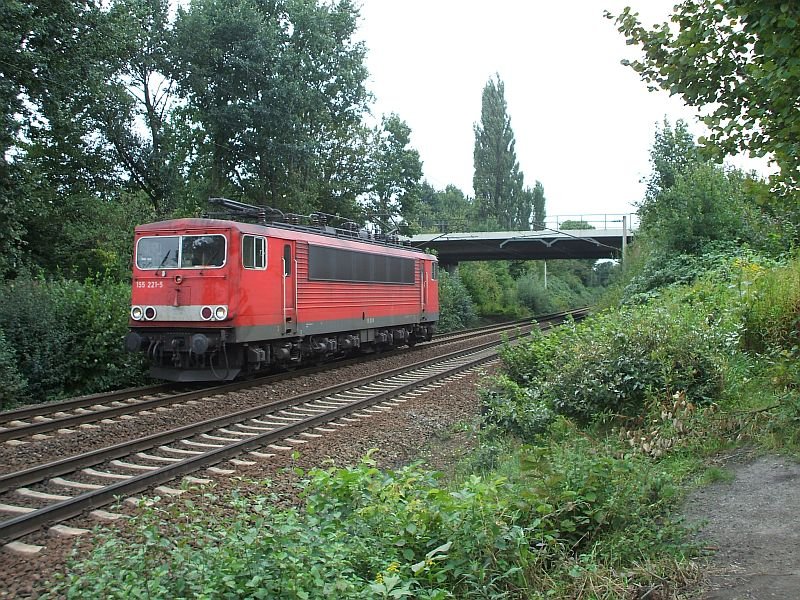 155 221-5 fuhr am 8.9.2007 als Lz ber die GUB Hannover. Hier bei Limmer