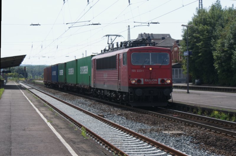 155 223-1 aus richtung Sden kommend,mit eienm Containerzug,bei der Durchfahrt des Bahnhofes Elze(Han) am 15.08.2009