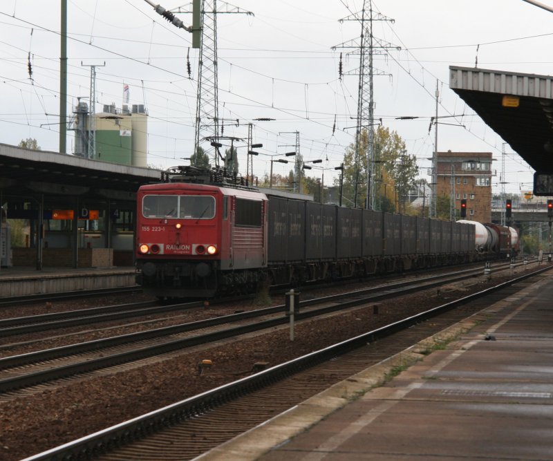 155 223-1 mit einem gemischten Gterzug am Haken bei der Durchfahrt durch den Bahnhof Berlin Schnefeld.17.10.09.