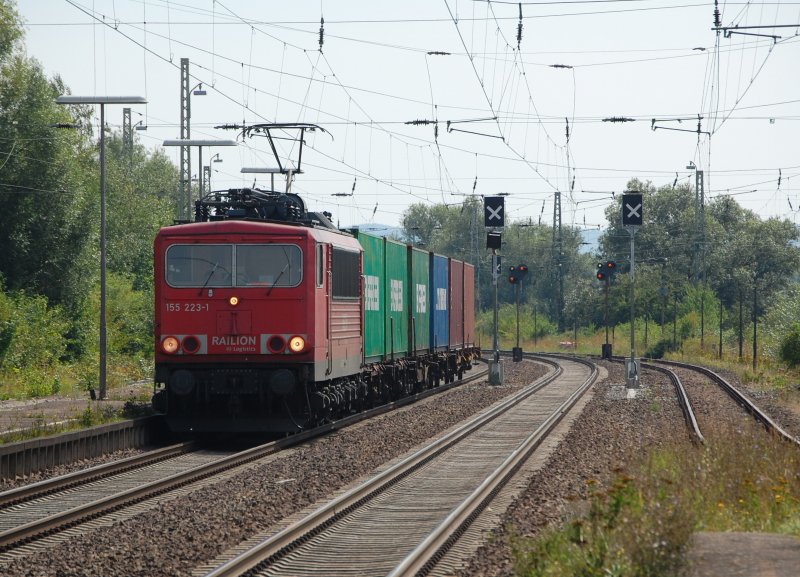 155 223 mit einem  beachtlichen  Contaierzug am 15.8.2009 durch Salzderhelden
