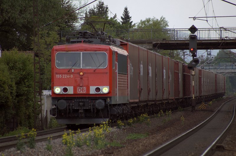 155 224-9 mit Gterzug, fhrt in Laudenbach(Bergstrae) Richtung Bensheim. 23.04.2009
