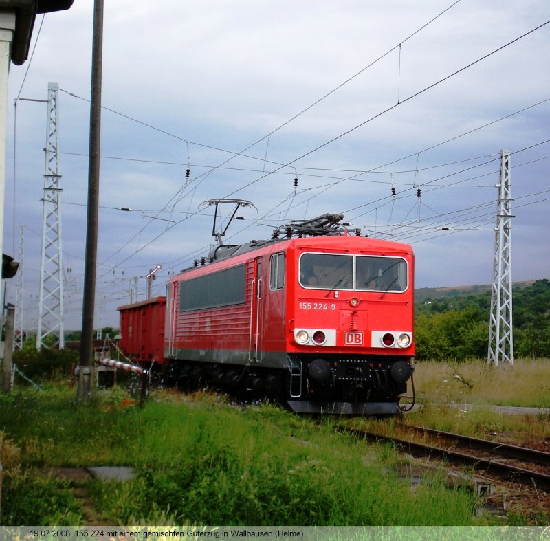 155 224 zieht einen gemischten Gterzug Richtung Halle und durchfhrt hier Wallhausen(Helme), 19.07.2008