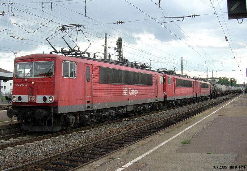 155 227 und zwei weitere 155(!) ziehen am 04.07.2005 einen Kesselwagenzug durch Heilbronn Hbf.