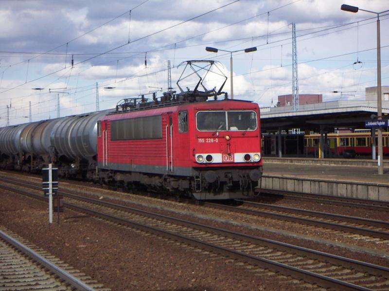155 228-0 mit einem Kesselwagenzug in Berlin Schnefeld Flughafen am 9.5.05