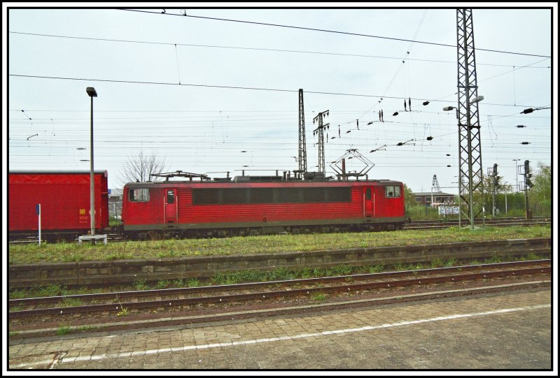 155 228 rollt mit einem Ganzzug, bestehend aus Waggons fr die Autoindustrie Richtung Hannover. Dieser Zug selten mit einer 155 gefahren.