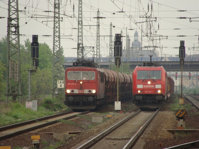 155 231-4 und 185 220-1 warten vor dem Bahnhof Magdeburg-Sudenburg auf die Weiterfahrt. Nachdem der ICE TD und 155 231-4 den Bahnbergang passiert hatten, durfte die 185 nach 10 Minuten Wartezeit ihre Fahrt Richtung Braunschweig fortsetzen.