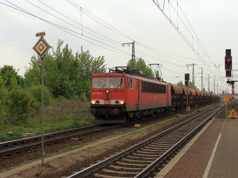 155 231-4 darf nach dem ICE TD ebenfalls den Bahnbergang am Bahnhof Magdeburg-Sudenburg passieren. Die Geduld der Autofahrer wurde dort auf eine harte Probe gestellt, etwa 5 Gterzge in 20 Minuten, zustzlich noch ein IC und eine Regionalbahn. Fotografiert am 30.04.2009