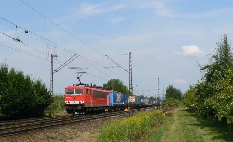 155 233 mit KLV-Zug auf der KBS 702 bei Denzlingen kurz vor Freiburg. In einer Stunde wird sie Basel erreicht haben.