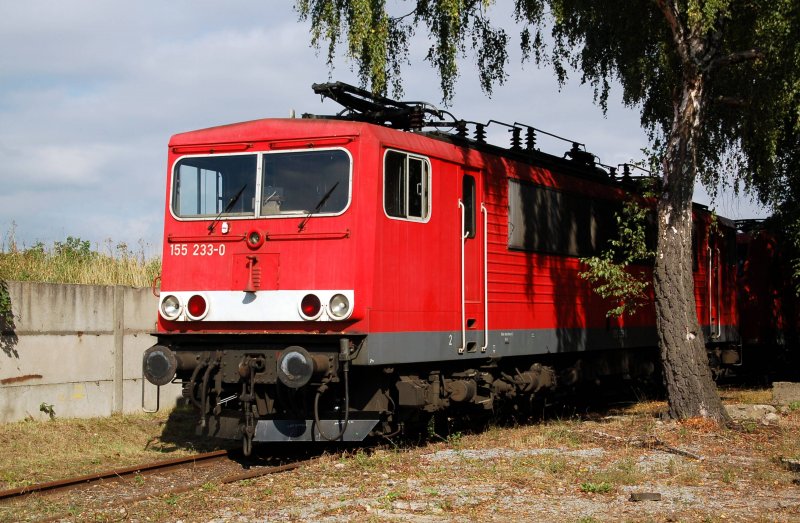155 233 wartet am 12.09.09 zusammen mit weiteren Loks auf ihr Schicksal; sie soll wie alle dort abgestellten Loks erst 2010 untersucht werden.