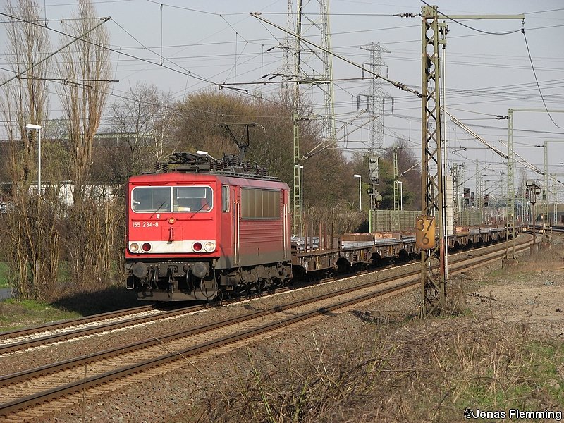 155 234 mit einem Flachwagenzug von Lehrte aus, in Richtung Hannover. 