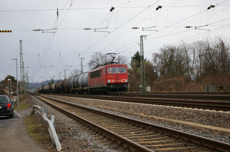 155 236-3 schiebt ihren kesselwagenzug richtung koblenz. als zuglok diente eine 294. Neuwied M�rz 2008