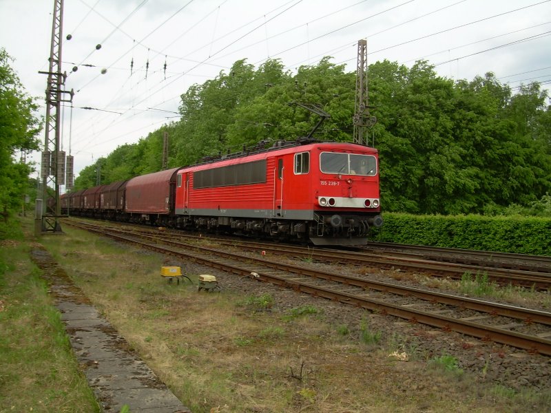 155 239 mit Gterzug am 10.5.2007 bei der Durchfahrt durch den Bahnhof Eystrup auf dem Weg Richtung Hannover