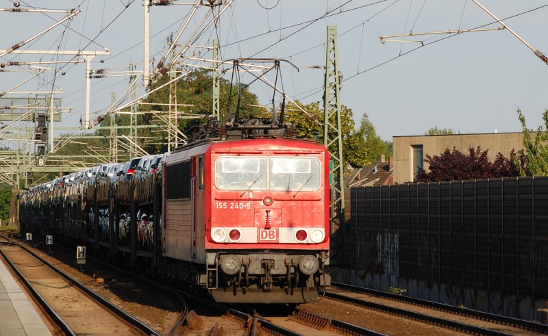 155 240-5 fhrt mit ihrem Autozug der Sonne entgegen durch Hannover/Linden Fischerhof. 6.8.09