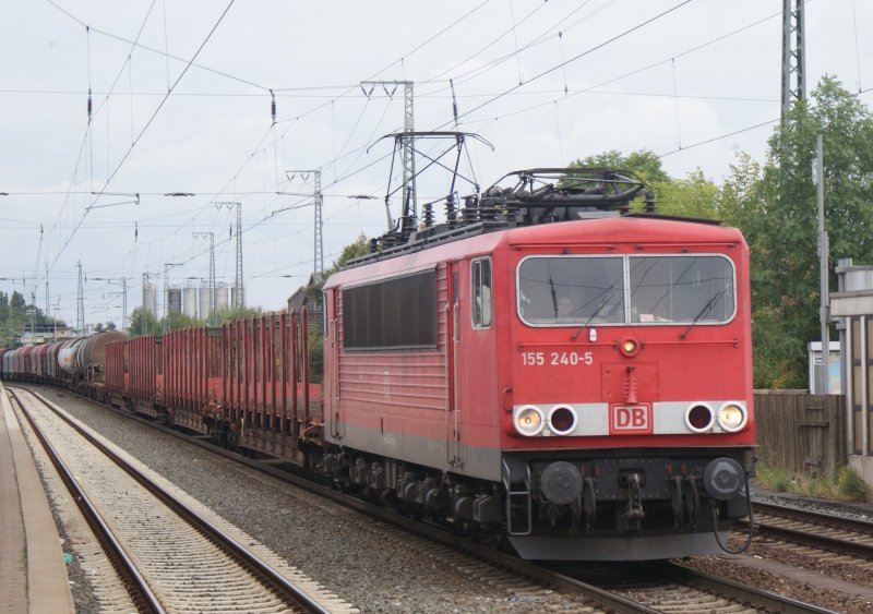 155 240-5 mit einem gemischten Gterzug am Haken,fuhr am 14.09.2009 durch den Wunstorfer Bahnhof,in Richtung Minden.Zum Glck musste die 155 kurz an einem roten Signal warten,dadurch konnt ich in Ruhe dieses Foto machen.