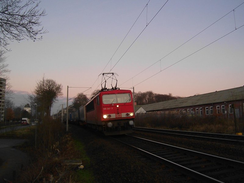 155 241-3 kurz nach der Durchfahrt am 28.12.08 mit IKE 50262 ALSK - EDHA durch Reinfeld (Holst.) am B  Lokfelderdamm .