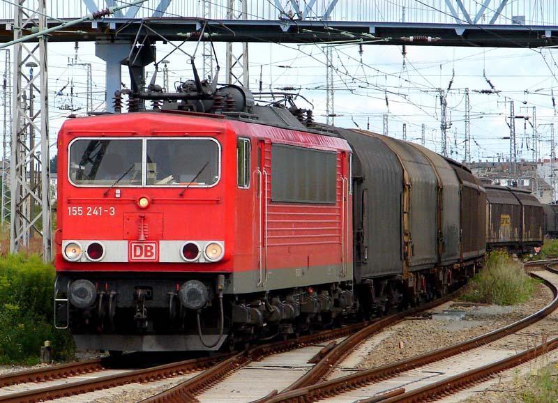 155 241-3 verlsst mit einem Gterzug Stralsund.  (am 06.08.2005)