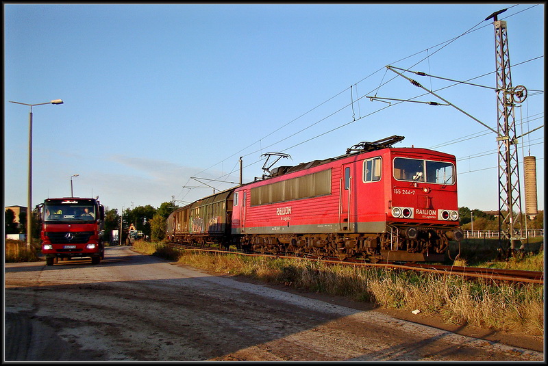 155 244-7 vor -45504- kurz vor dem R�gendamm in Stralsund.(jetzt aber runter von der Stra�e, der Laster wird immer gr��er ;-) )  am 06.10.09