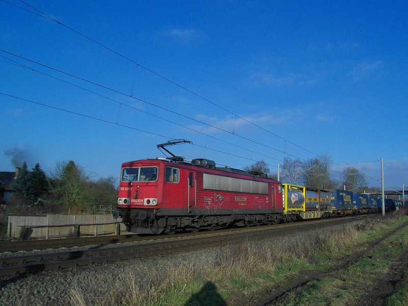 155 246-9 bringt am 25.01.09 ihren KLV- Zug bei Altenfelde Richtung Hamburg.