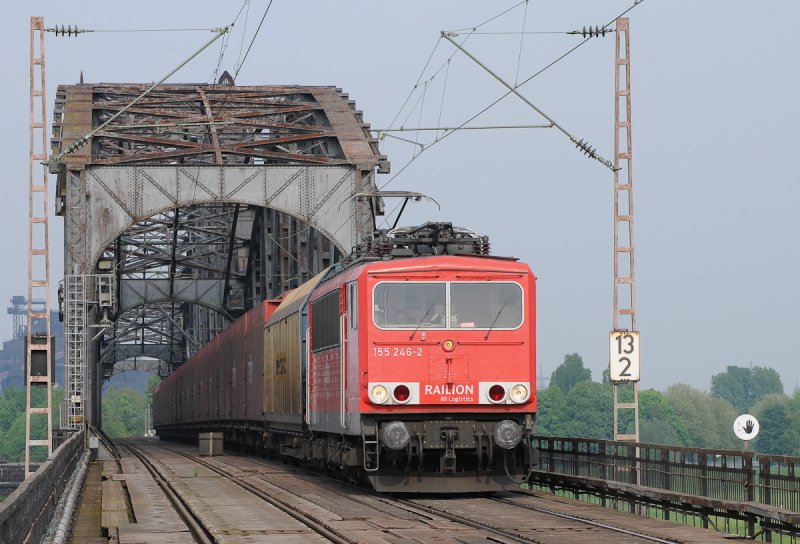 155 246 kommt mit einem Gterzug ber die Rheinbrcke bei Duisburg-Baerl. 29.04.2009