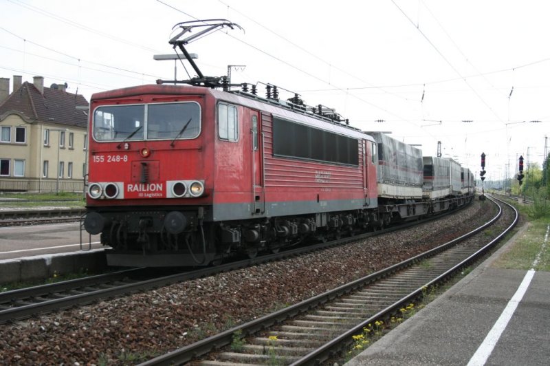 155 248 durchfhrt mit einem Gterzug Augsburg-Oberhausen in Richtung Nrnberg. Aufgenommen am 04.05.2008