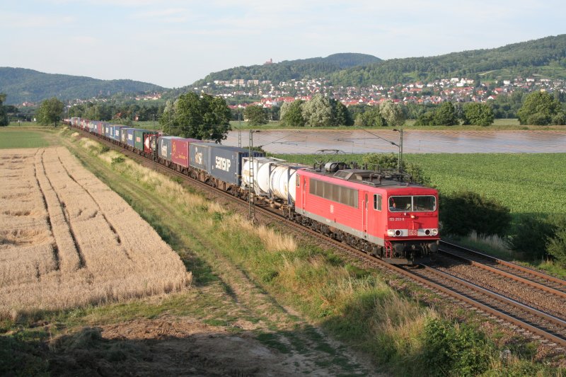 155 253 ist am 10.7.2008 mit einen Gterzug bei Grosachsen unterwegs.