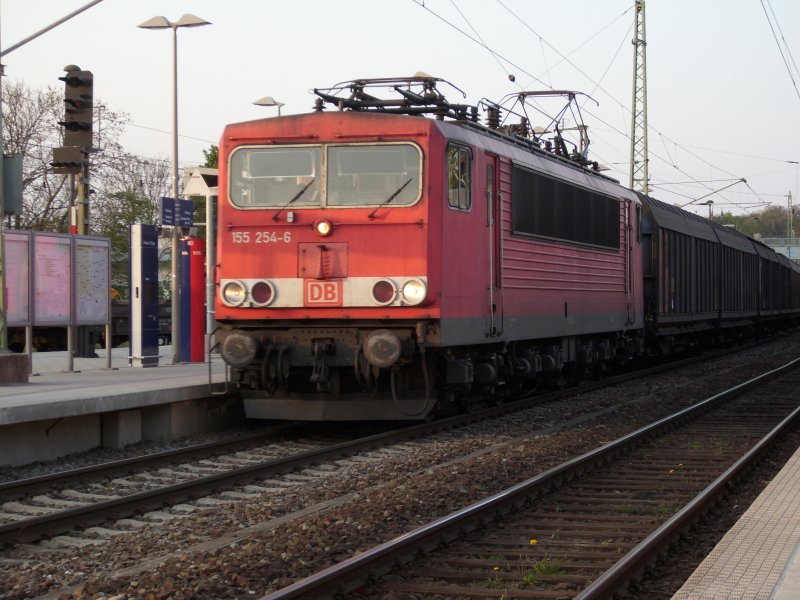 155 254 kommt am 28.April 2009 von Mukran durch den Bahnhof Bergen/R�gen gefahren.
