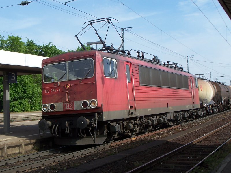 155 255-3 durchfhrt den Bahnhof Augsburg - Oberhausen. 12. Mai 2007.