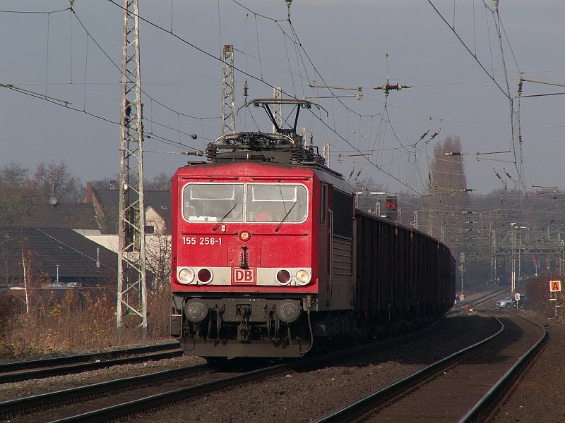 155 256-1 fhrt in langsamer Fahrt durch den Moerser Bahnhof. Das Foto stammt vom 28.11.2007