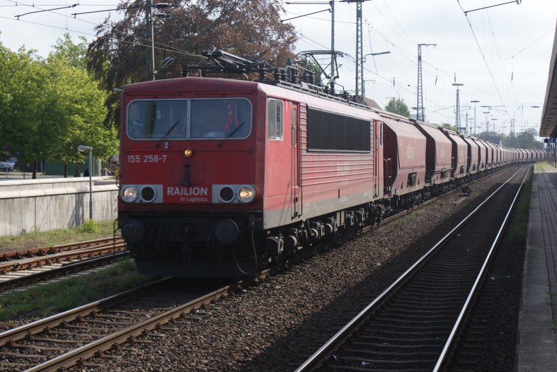 155 258-7 mit einem Kalkzug fuhr am 12.09.2009 durch den Bahnhof Wunstorf in Richtung Bremen.