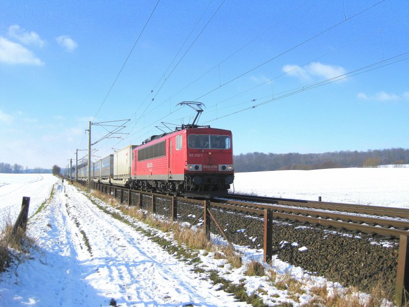 155 258-7 wird gleich mit einem Kombizug Reinfeld (Holst.) auf dem Weg nach ALSK Durchfahren. Aufgenommen am 14.02.09 bei Reinfeld (Holst.).