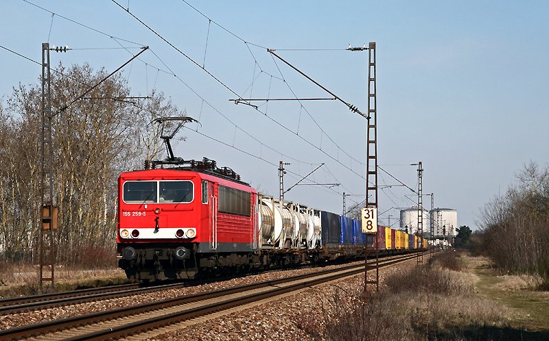 155 259 bef�rdert am 21. M�rz 2009 den TEC 42007 von K�ln Eifeltor nach Gallarate. Die Aufnahme entstand zwischen Wagh�usel und Wiesental.