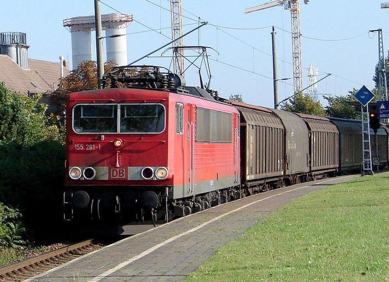 155 261-1 bei der Durchfahrt des Bhf  Stralsund - Rgendamm.   (am 21.09.05) 