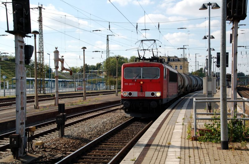 155 261 zieht am 26.09.09 einen Gterzug durch Riesa Richtung Dresden.