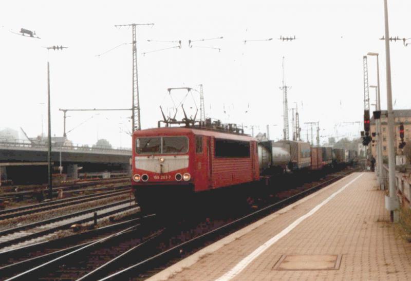 155 263 durchfhrt Koblenz Hbf am 18.10.03 mit ihrem Gterzug.