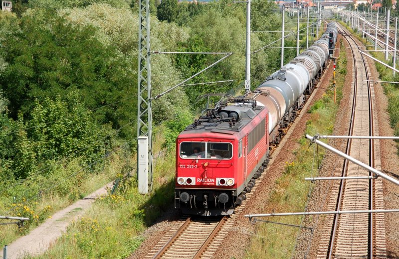155 265 zieht am 28.07.09 einen Kesselwagenzug durch Holzweissig Richtung Halle(S).