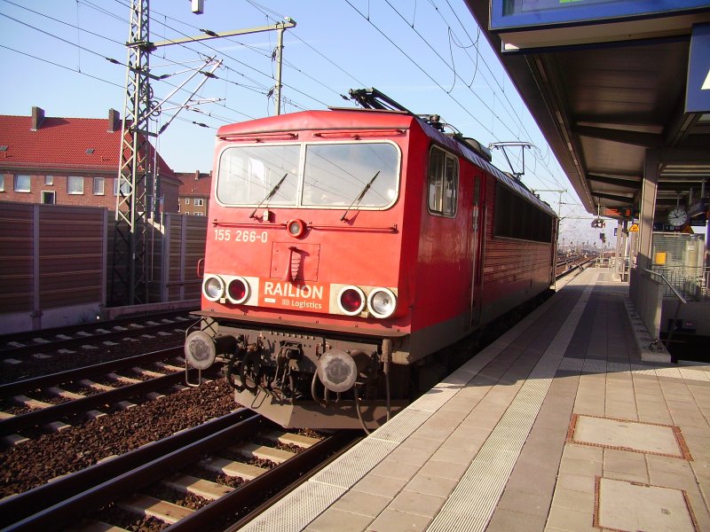 155 266-0 rangierte am 19.02.2009 in Hannover Linden bei bestem Sonnenschein.