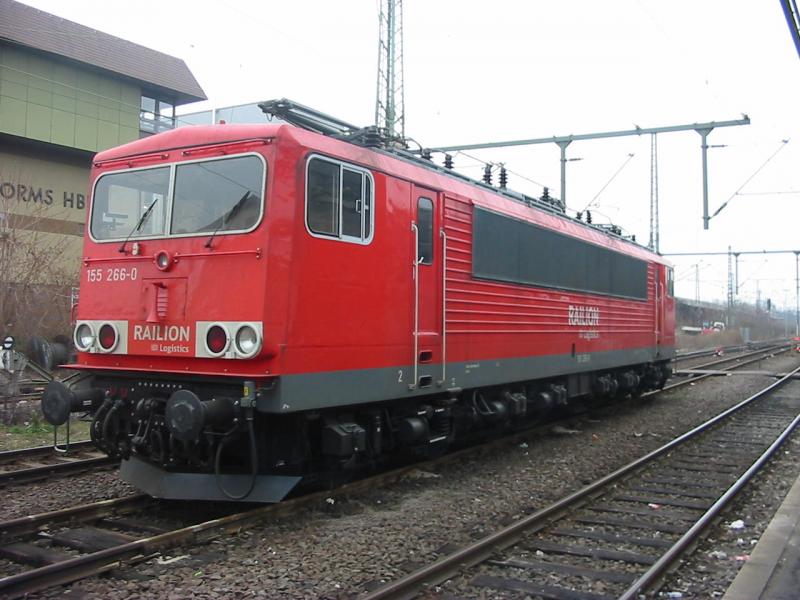 155-266 mit dem neuen Railion DB Logistics Logo am 20.1.2006 in Worms Hbf.