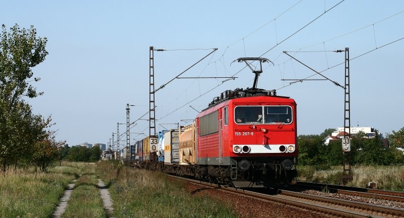 155 267 befrdert am Nachmittag des 27. August 2008 den TEC 42033 (Kln Eifeltor-Gallarate) bei Wiesental sdwrts gen Karlsruhe.
