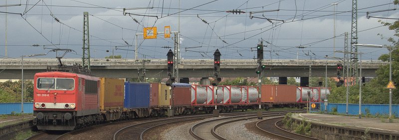 155 268-6 mit Containerzug aus Richtung Worms kommend, fhrt durch Ludwigshafen(Rhein) Hbf weiter Richtung Mannheim. 03.09.2008