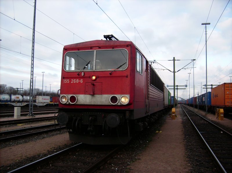 155 268-6 wartet auf die Ausfahrt mit Zug 50401 in Hamburg-Waltershof Bft. Alte Sderelbe. Dieses Foto enstand whrend der Ausbung meines Berufes als Lokfhrer.