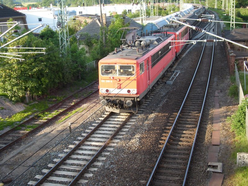 155 268 leistete 155 117 am 01.Juni 2009 Vorspann als Diese am Abend von Mukran kommend durch Bergen/Rgen fuhren.