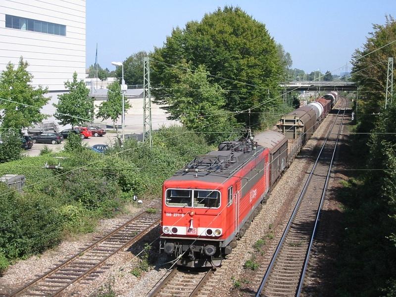 155 271 fhrt am 07.09.2005 mit einem Gterzug durch Karlsruhe.