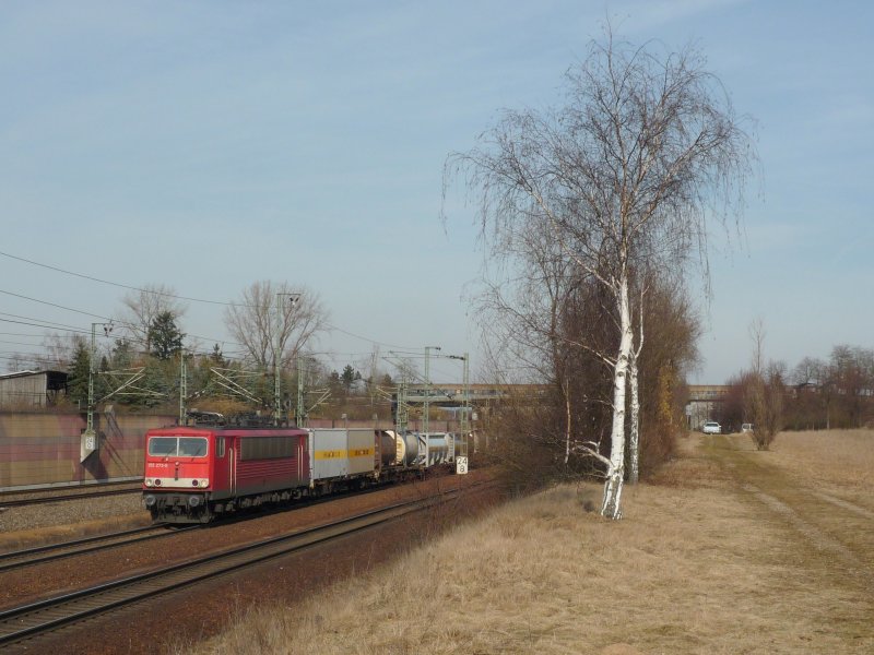 155 272-8 fhrt mit einem Gterzug des KLV durch Neuluheim in Richtung Sden. 25.02.09