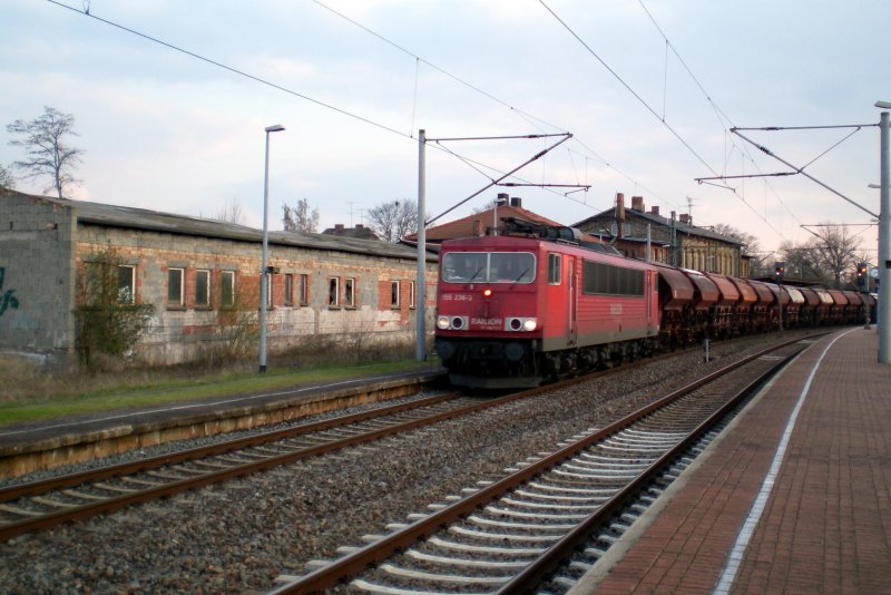 155 536 ist mit einem umgeleiteten Gterzug Richtung Sangerhausen unterwegs und durchfhrt den Bahnhof Artern, 17.04.2008